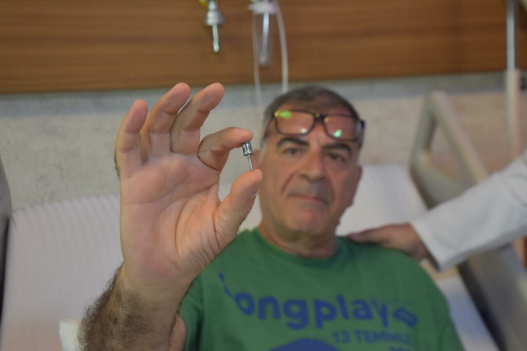 “İzmir’de Diş İmplantı Akciğerine Kaçan Emekli, Kapalı Yöntemle Tedavi Edildi”