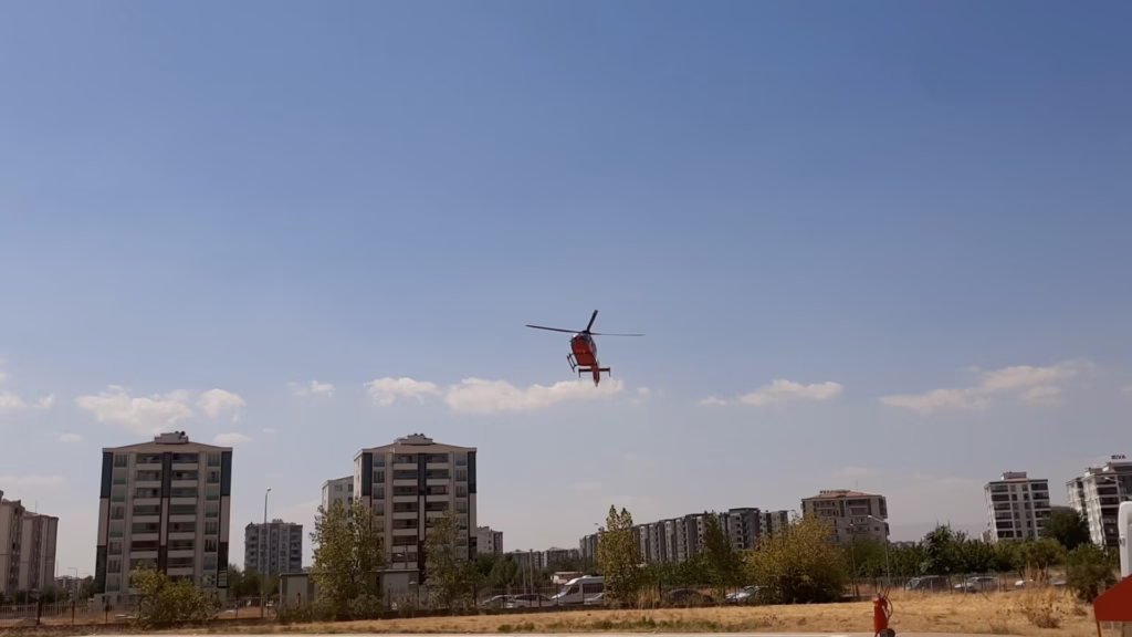Kalp krizi geçiren yaşlı adam helikopterle hastaneye kaldırıldı