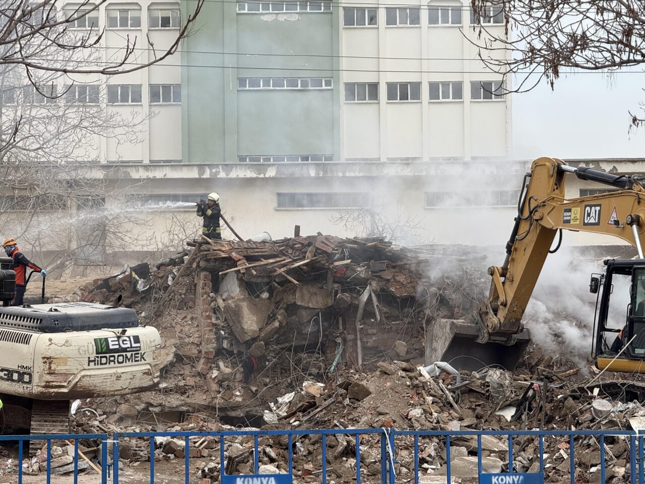 Konya 'da çöken 4 katlı binanın enkazında 1 kişinin cansız bedenine ulaşıldı
