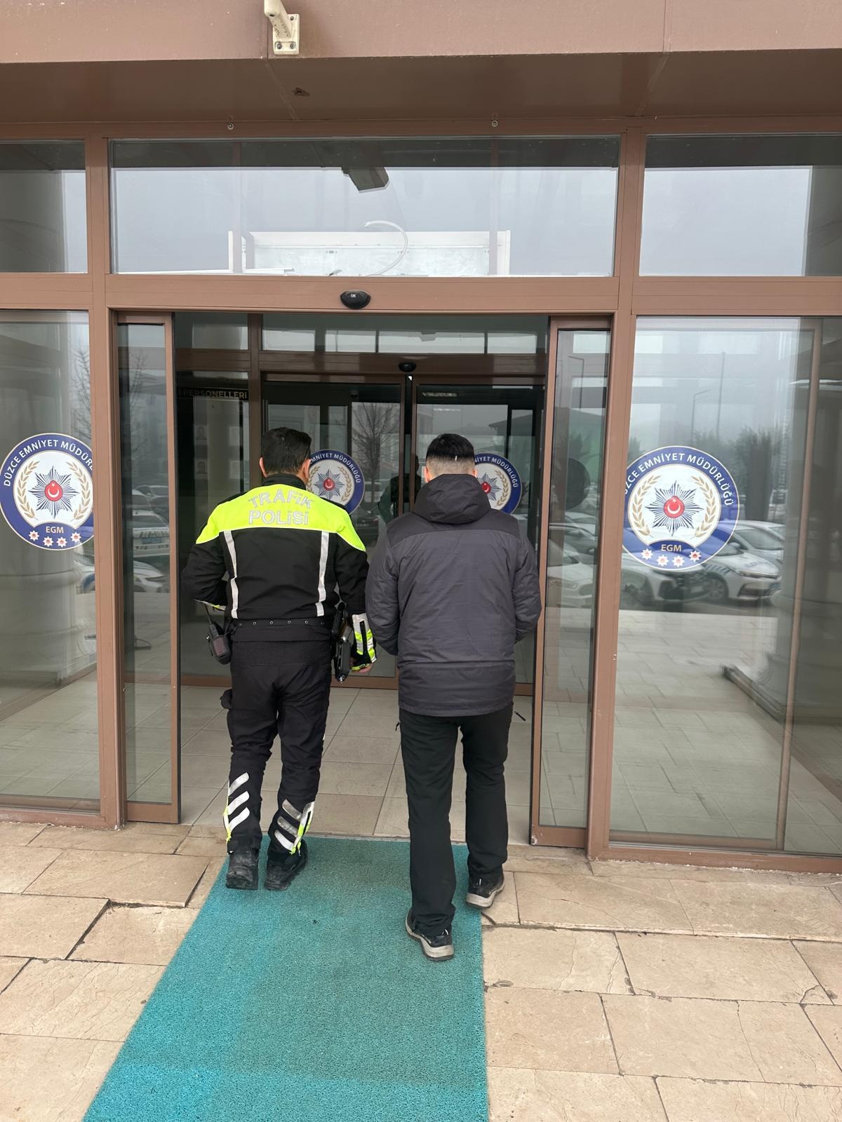 Akrobatik hareketlerini sosyal medyada paylaştı ehliyetten ve motosikletten oldu!
