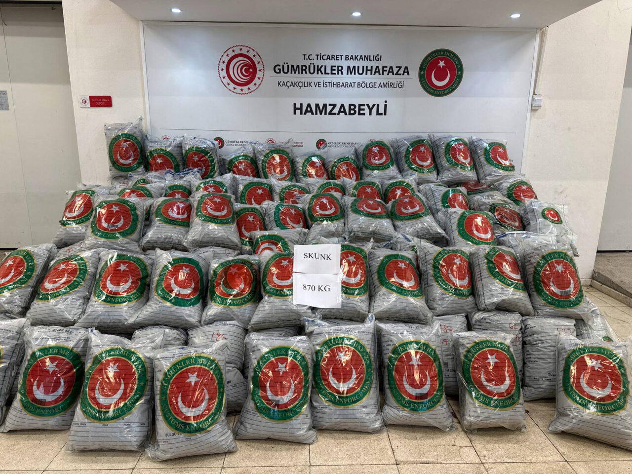 Hamzabeyli 'den giriş yapan TIR'da 870 kilo skunk ele geçirildi