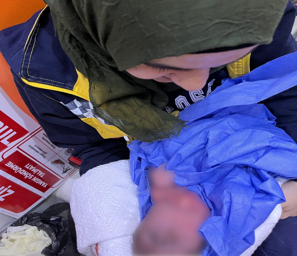 Kastamonu hastane ye sevk edilirken ambulansta doğum yaptı
