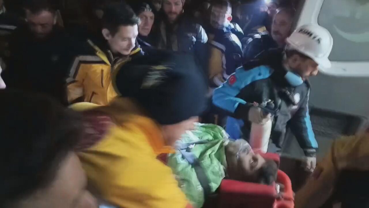 Konya ’da 4 katlı bina çöktü 5 saat sonra 2 kişi kurtarıldı