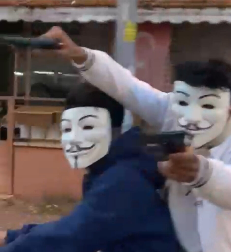 Maske takıp oyuncak tabancayla korku salan şüpheliler; 'Eğlence amaçlı yaptık'