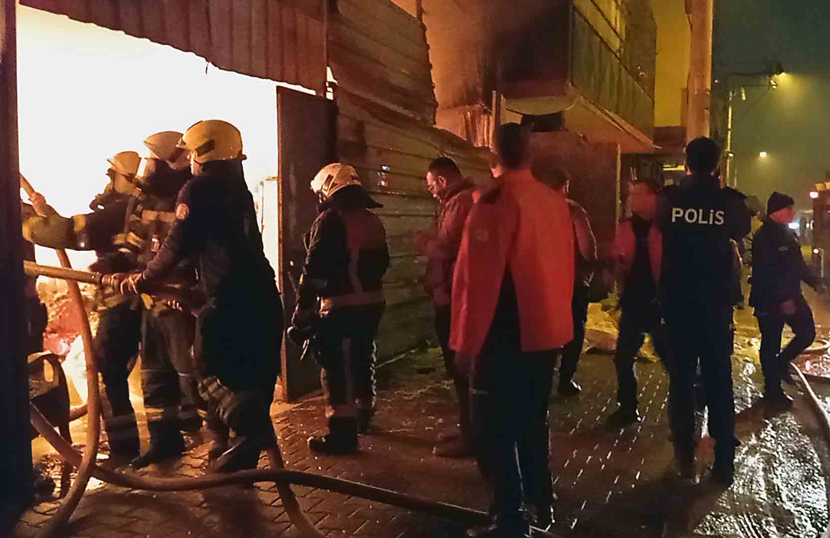 Mersin 'de çuval deposunda çıkan yangın söndürüldü