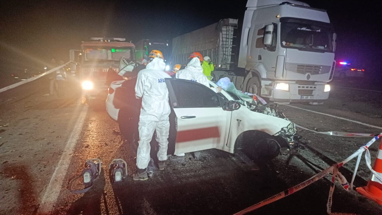 Niğde 'de otomobil ile hafif ticari araç çarpıştı: 2 ölü, 1 yaralı