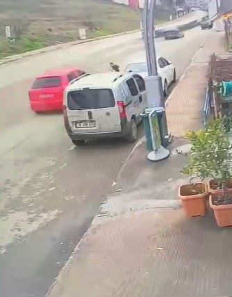 Otomobilin çarptığı çocuk yaralandı; o anlar kamerada