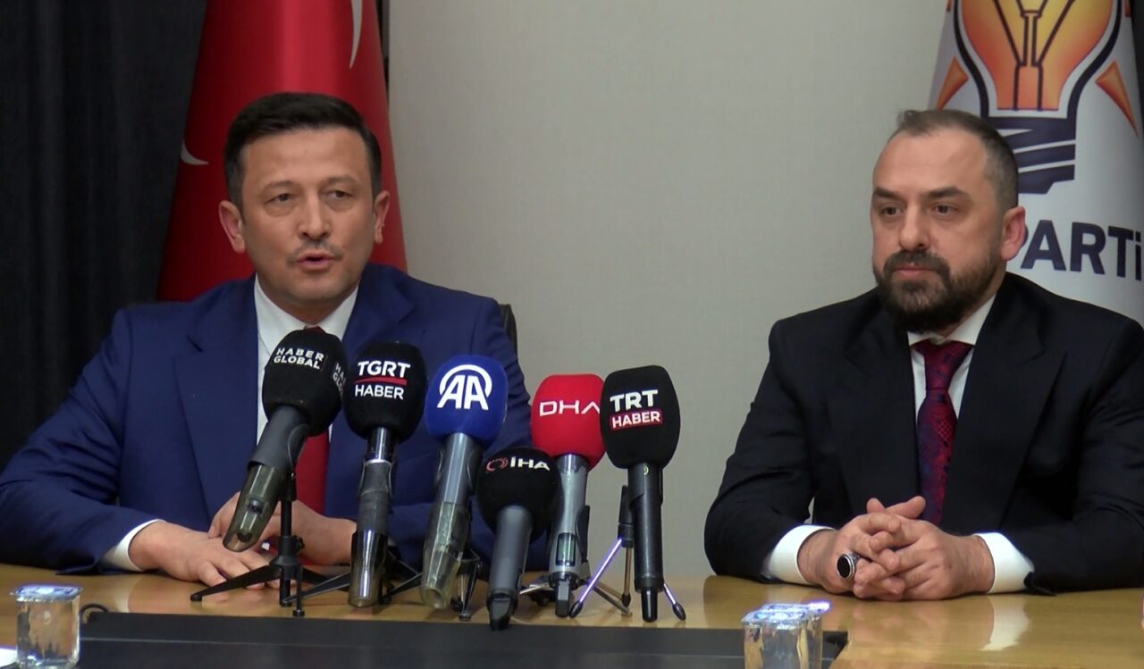 AK Parti Tanıtım ve Medya Başkanı Hamza Dağ (fotoğrafta solda), görevini yeni başkan Faruk Acar'a (fotoğrafta sağda) devretti.