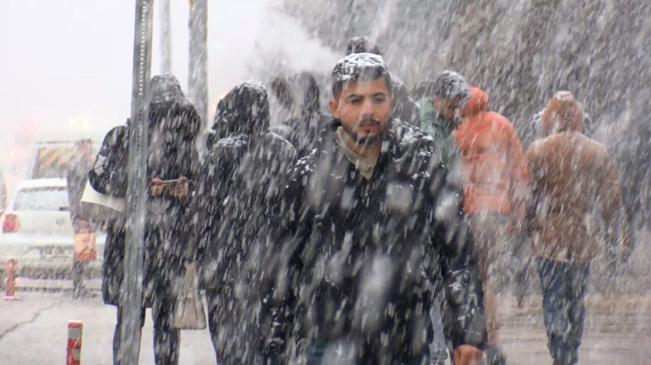Ankara'da akşam saatlerinden itibaren başlayan kar yağışı etkili olmaya başladı. Fotoğraf: Ankara, (DHA)