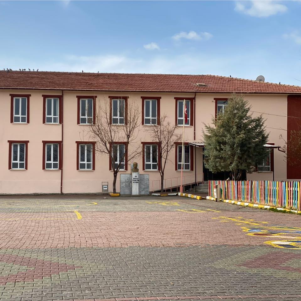 Konya'nın Ereğli ilçesi Kutören İlkokulu'nda görev yapan sınıf öğretmeni Cihan Güçlü (41), okulda uğradığı silahlı saldırıda yaralandı. Fotoğraf: Ereğli (Konya), (DHA)