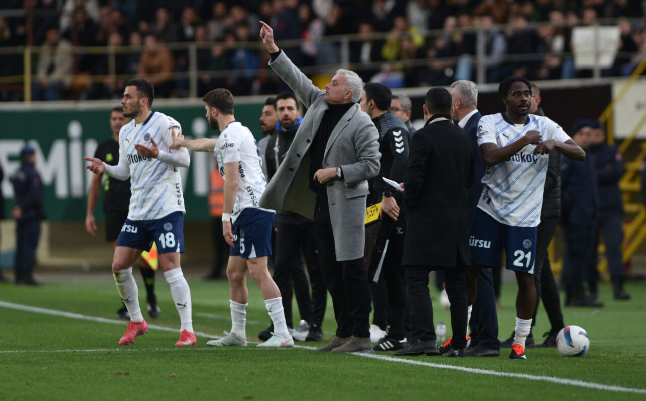 Fenerbahçe Alanyaspor'u deplasmanda 2-0 mağlup etti