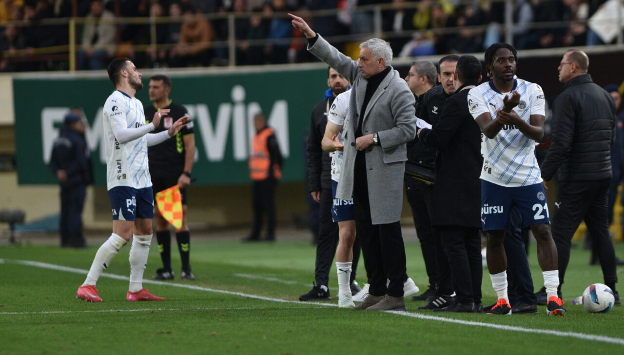 Fenerbahçe Alanyaspor'u deplasmanda 2-0 mağlup etti