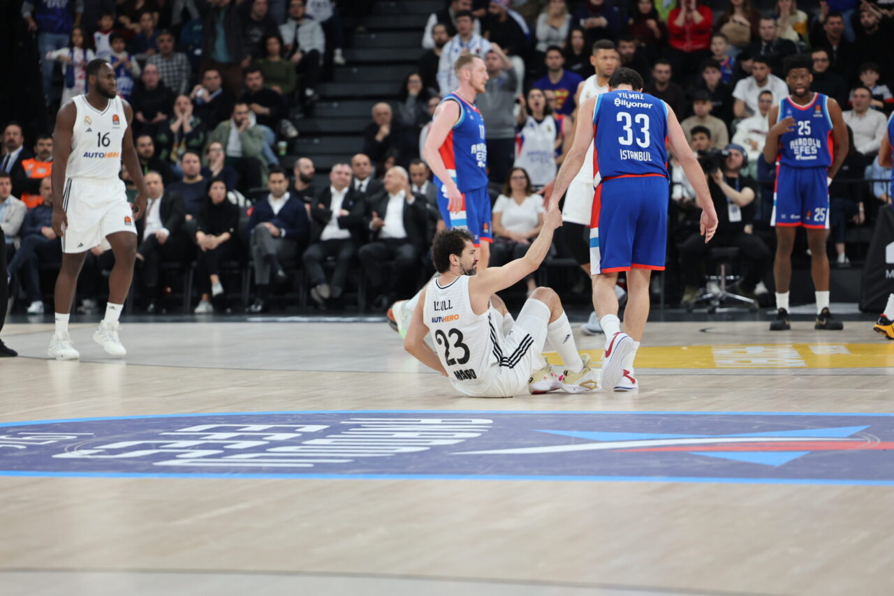 Anadolu Efes , evinde Real Madrid'i 79-73 mağlup etti