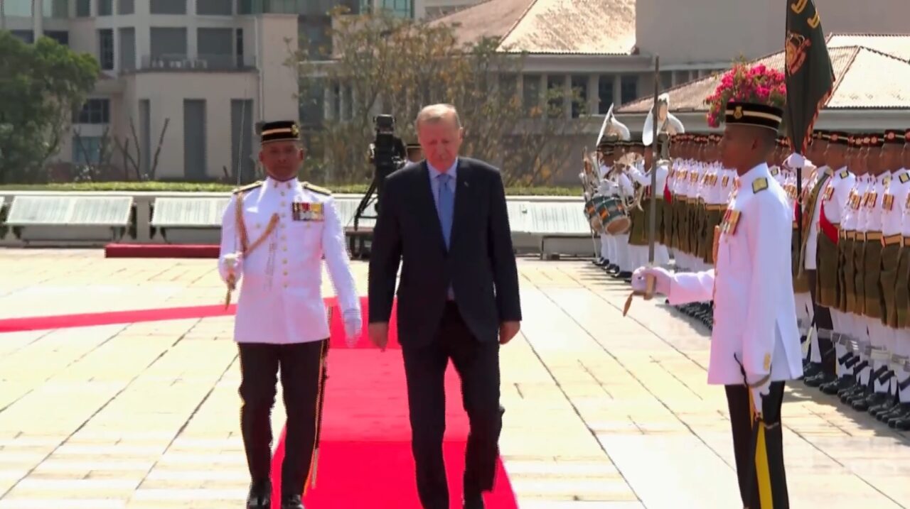 Cumhurbaşkanı Erdoğan, Malezya Başbakanı Enver İbrahim tarafından resmi törenle karşılandı