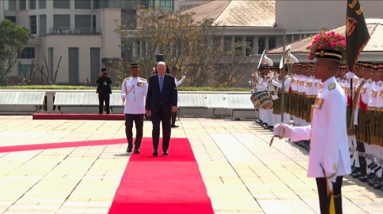 Cumhurbaşkanı Erdoğan, Malezya Başbakanı Enver İbrahim tarafından resmi törenle karşılandı
