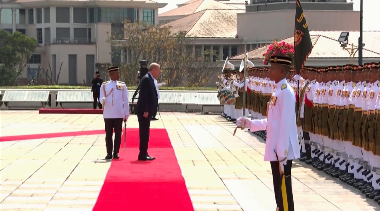 Cumhurbaşkanı Erdoğan, Malezya Başbakanı Enver İbrahim tarafından resmi törenle karşılandı