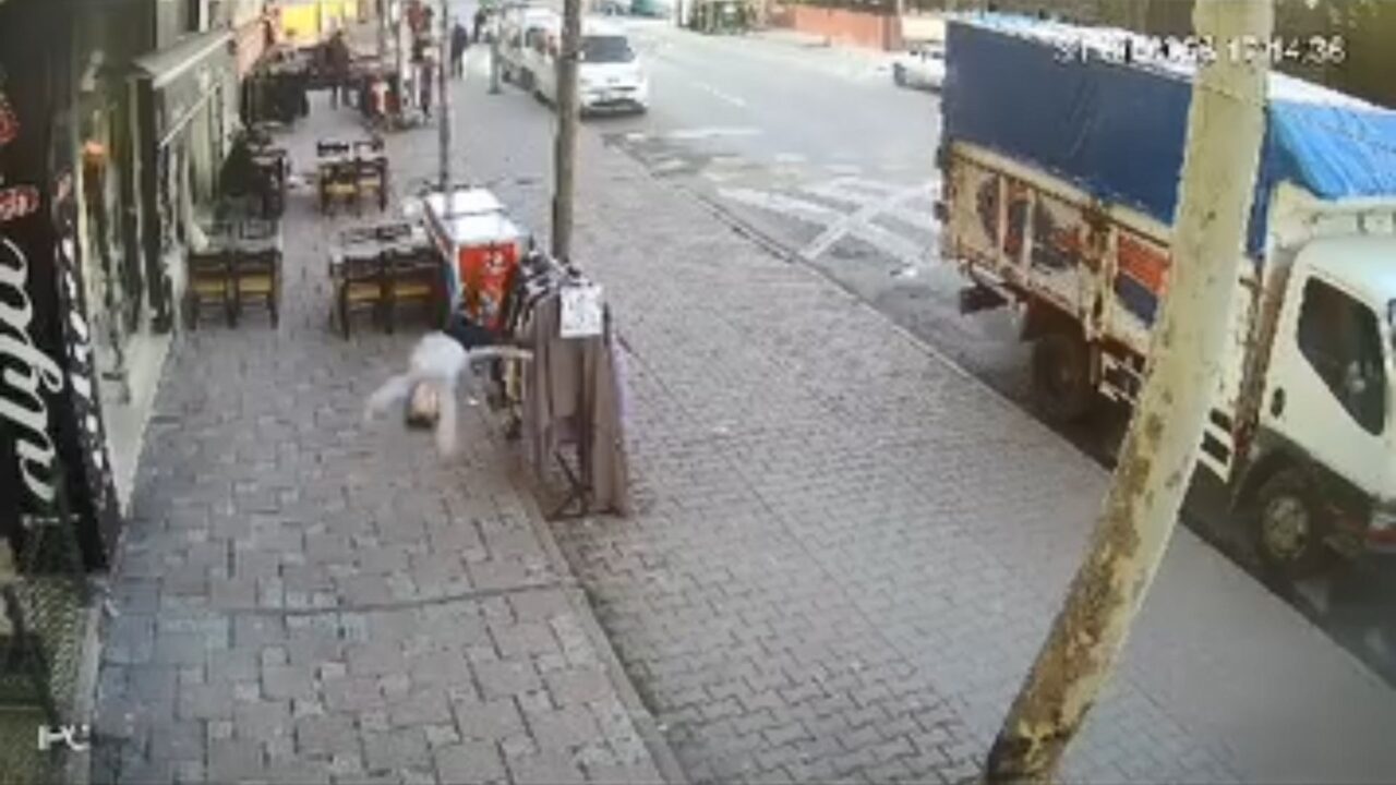 Esenyurt 'ta 2 yaşındaki çocuk balkondan düştüğü anlar kamerada