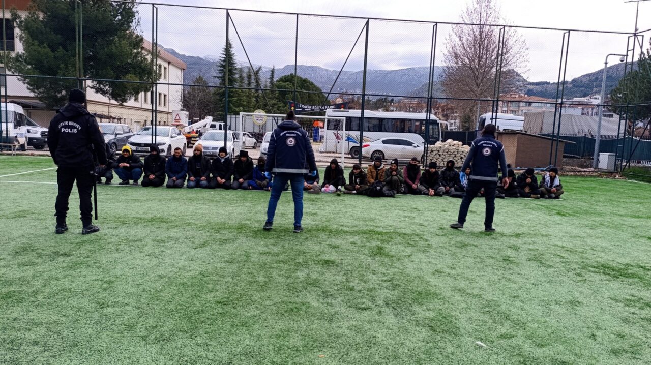 Kauçuk yüklü TIR'ın dorsesinden 24 kaçak göçmen çıktı