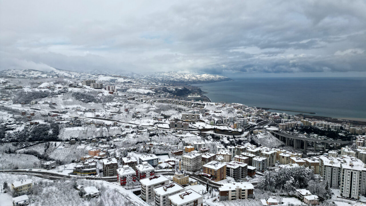 Yurdun dört bir yanında kar mutluluğu! Trabzon’da kara horonlu karşılama