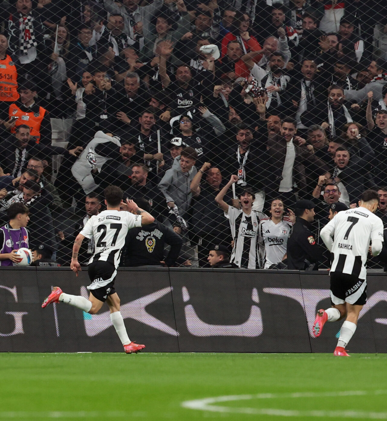 Süper Lig'in 29'uncu haftasında Beşiktaş ile Galatasaray karşı karşıya geldi. Foto: Murat Akbaş / İstanbul, DHA