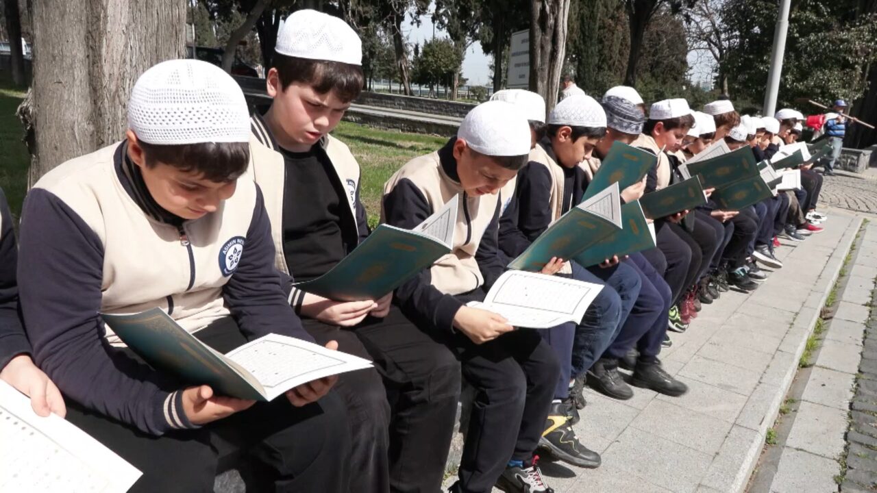 İSTİKLAL Marşı'nın kabulünün 104'üncü yıldönümünde şair Mehmet Akif Ersoy Edirnekapı Mezarlığı'ndaki kabri başında anıldı. Fotoğraf: Canan İlarslan / İstanbul DHA