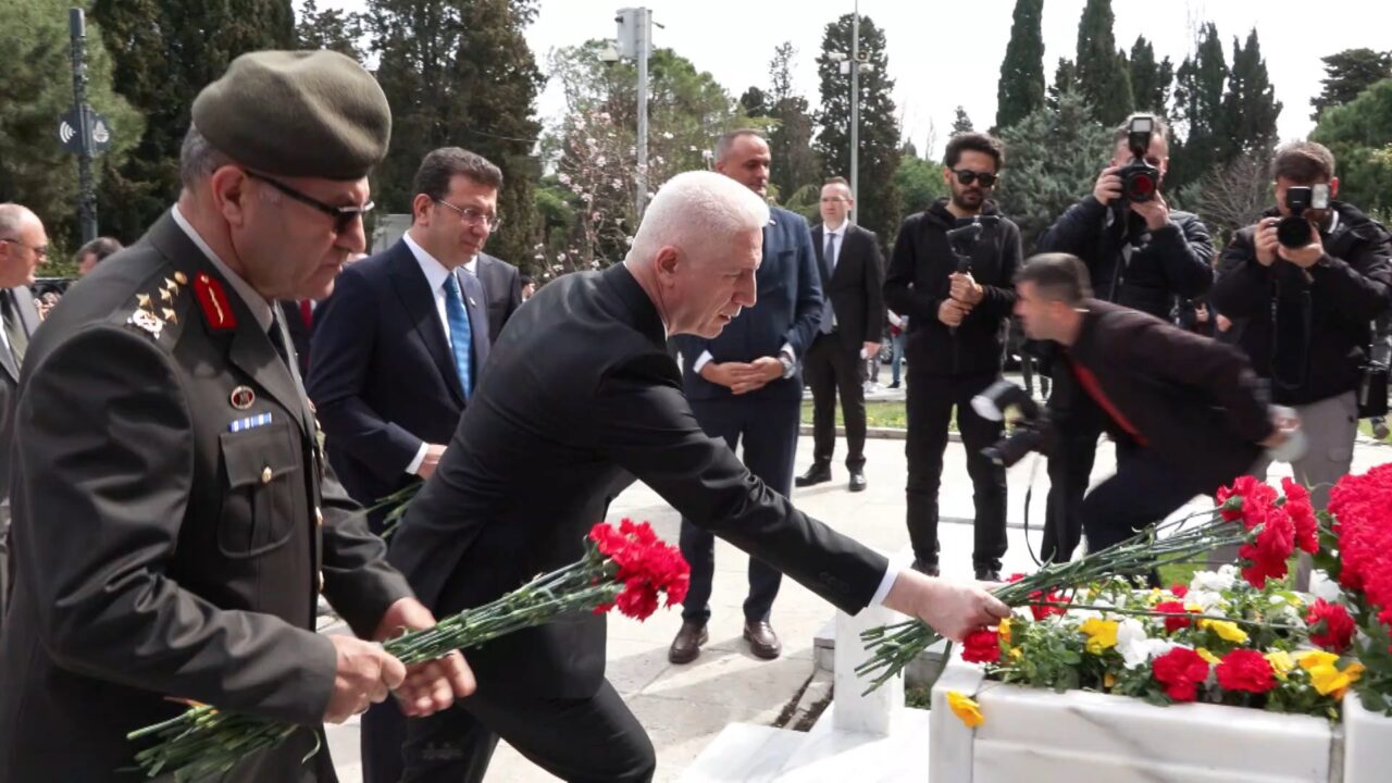 İSTİKLAL Marşı'nın kabulünün 104'üncü yıldönümünde şair Mehmet Akif Ersoy Edirnekapı Mezarlığı'ndaki kabri başında anıldı. Fotoğraf: Canan İlarslan / İstanbul DHA