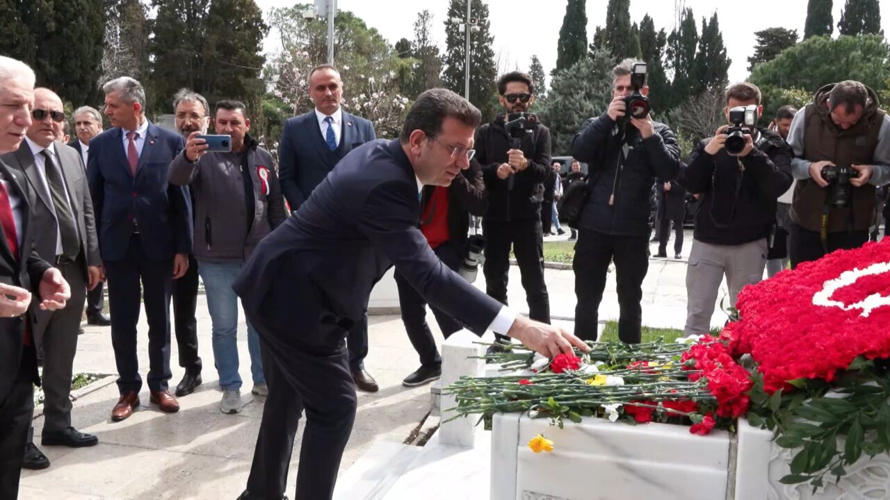 İSTİKLAL Marşı'nın kabulünün 104'üncü yıldönümünde şair Mehmet Akif Ersoy Edirnekapı Mezarlığı'ndaki kabri başında anıldı. Fotoğraf: Canan İlarslan / İstanbul DHA