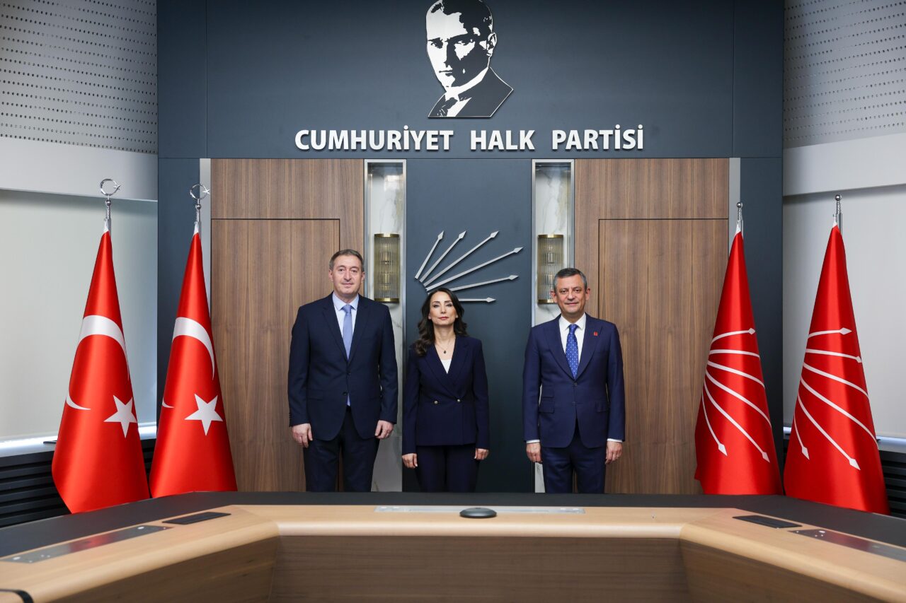 CHP Genel Başkanı Özgür Özel, parti genel merkezinde DEM Parti Eş Genel Başkanları Tuncer Bakırhan ve Tülay Hatimoğulları başkanlığındaki parti heyeti görüştü. Fotoğraf: Ankara, (DHA)