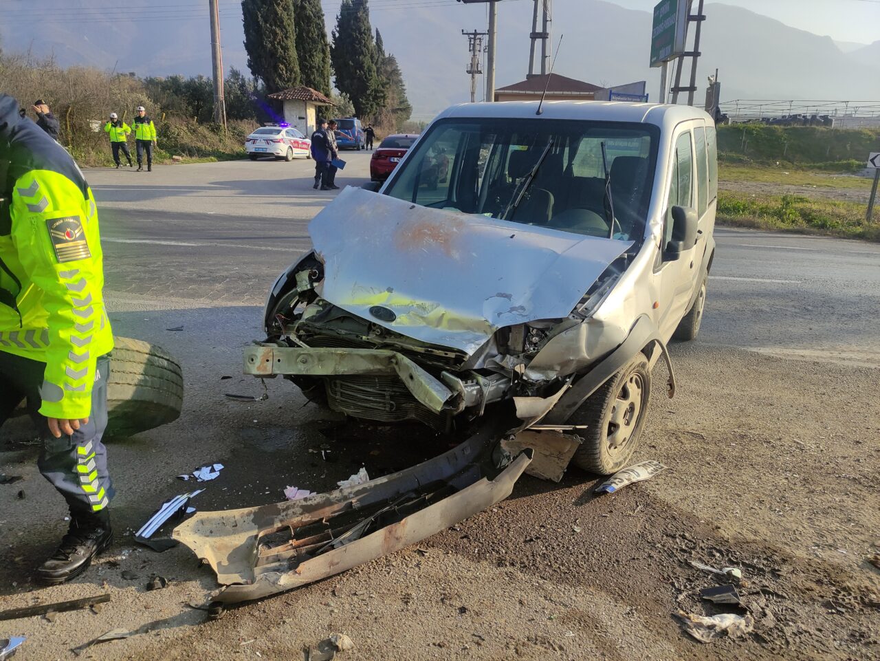 Bursa 'da hafif ticari araç ile otomobil çarpıştı: 5 yaralı