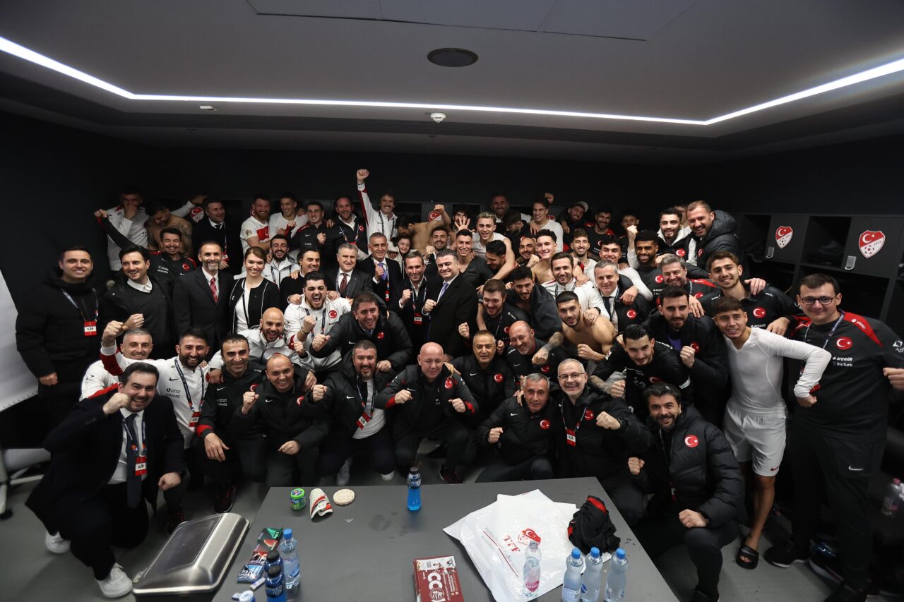 Cumhurbaşkanı Erdoğan 'dan A Milli Futbol Takımı'na tebrik telefonu