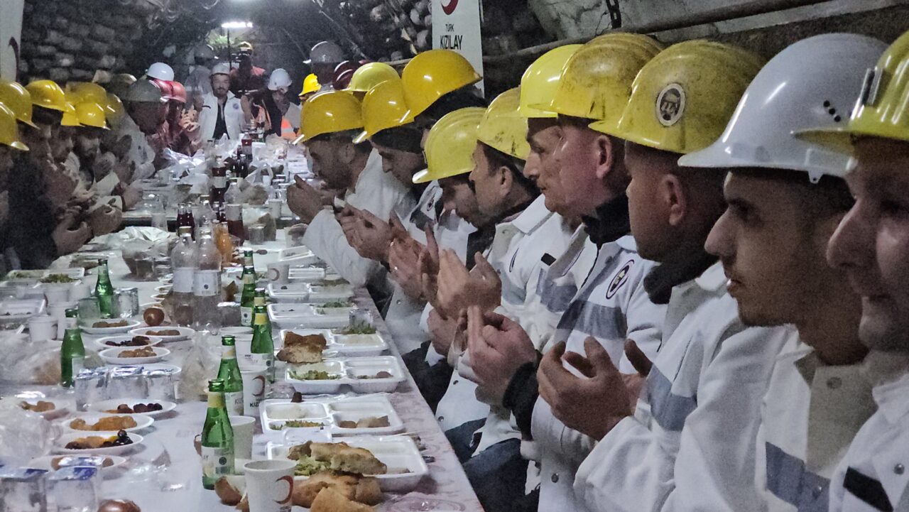Kızılay'dan madencilere yer altında iftar