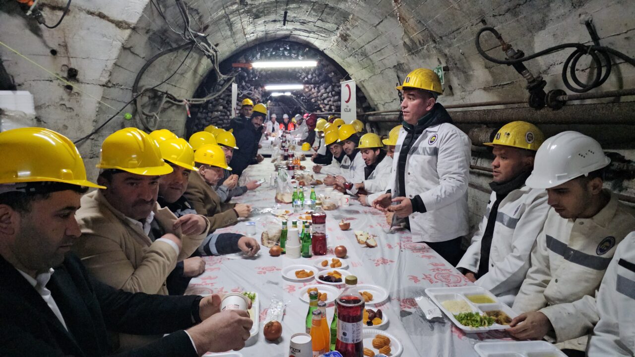 Kızılay'dan madencilere yer altında iftar