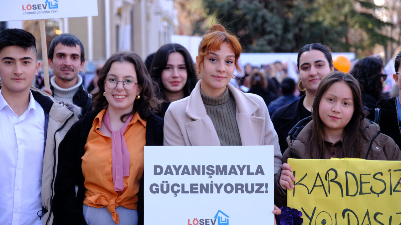 Lösemi hastalığını yendi, kendisiyle aynı kaderi paylaşan gençlere destek oluyor