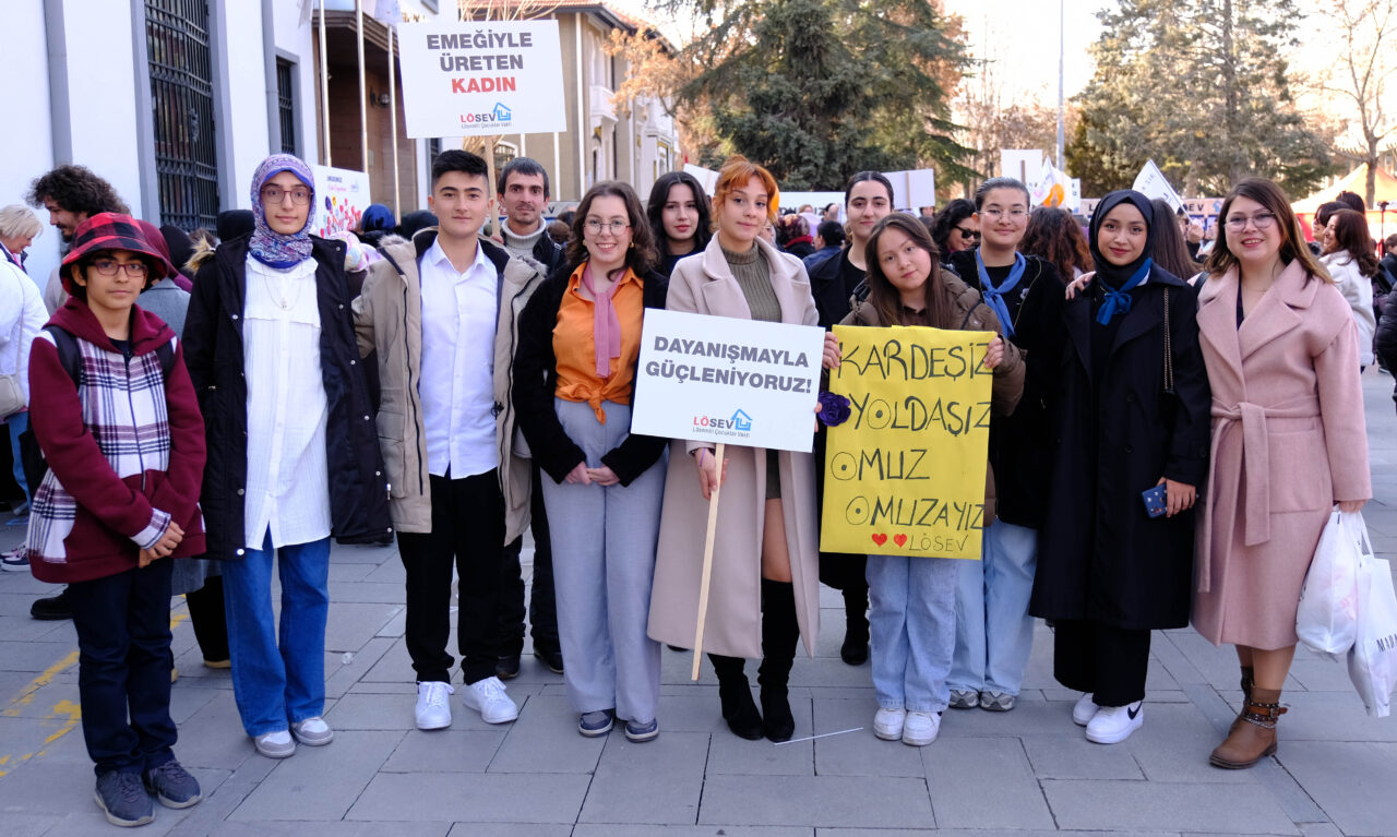 Lösemi hastalığını yendi, kendisiyle aynı kaderi paylaşan gençlere destek oluyor