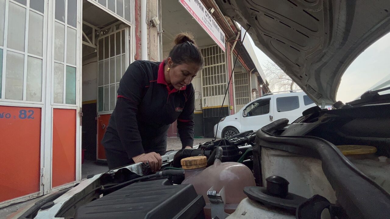 Oto Sanayi Sitesi'nin 'Turbocu Abla'sı, 3 çocuğunun da ustası