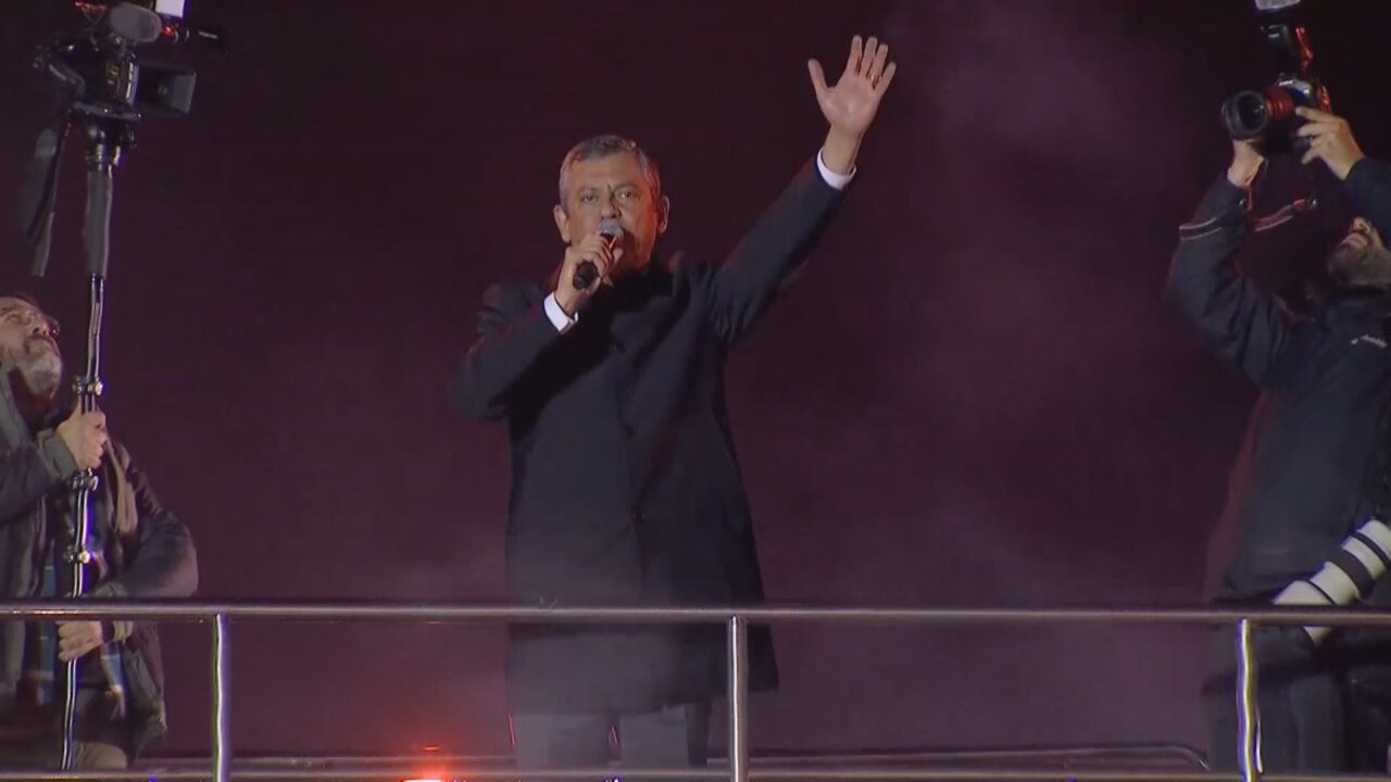 Özgür Özel , Saraçhane'deki İBB binasının önünde konuşma yaptı