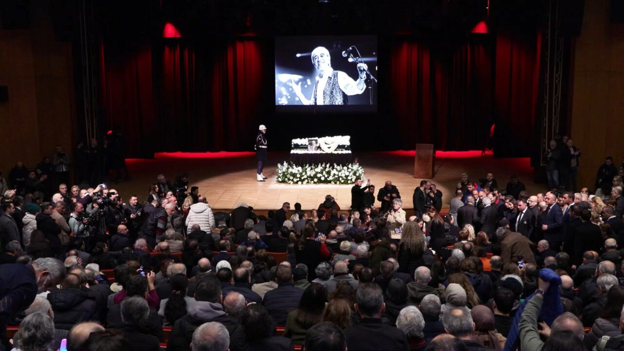 Sanatçı Edip Akbayram için Cemal Reşit Rey'de tören düzenlendi