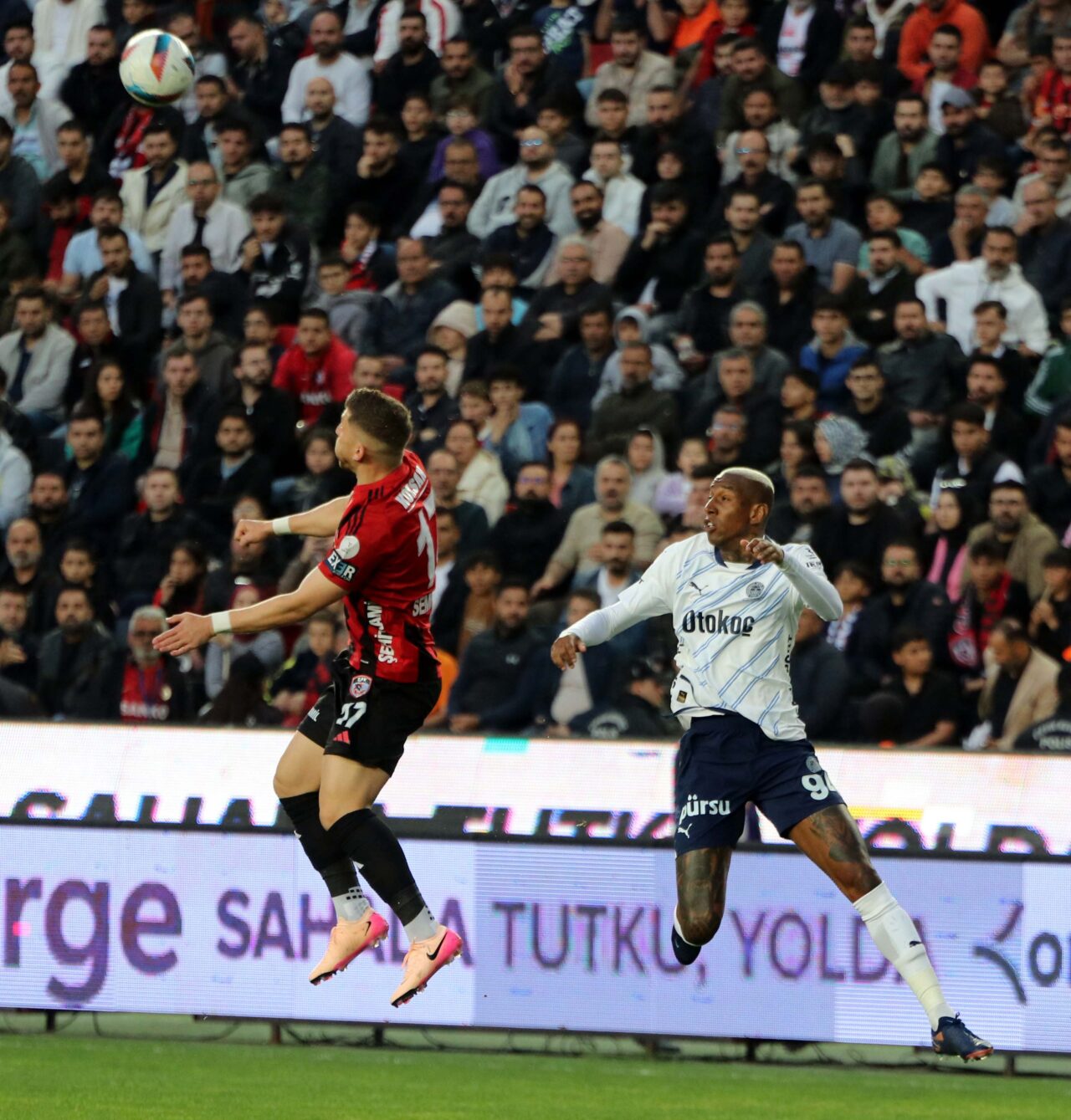 “Fenerbahçe, Gaziantep FK'yi 3-1 yenerek Süper Lig'de kritik bir galibiyet elde etti.”