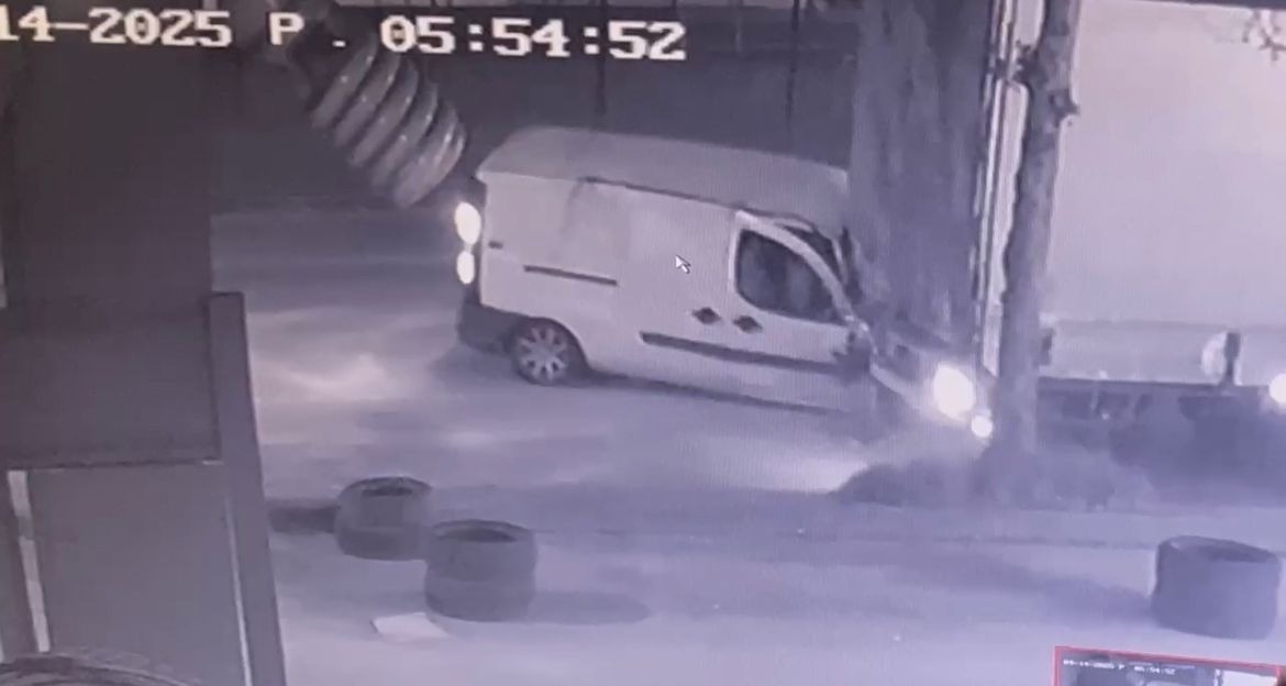 Bursa’da Sabah Saatlerinde Kaza Kamerada: Sürücü Araçtan Kendi Çıktı