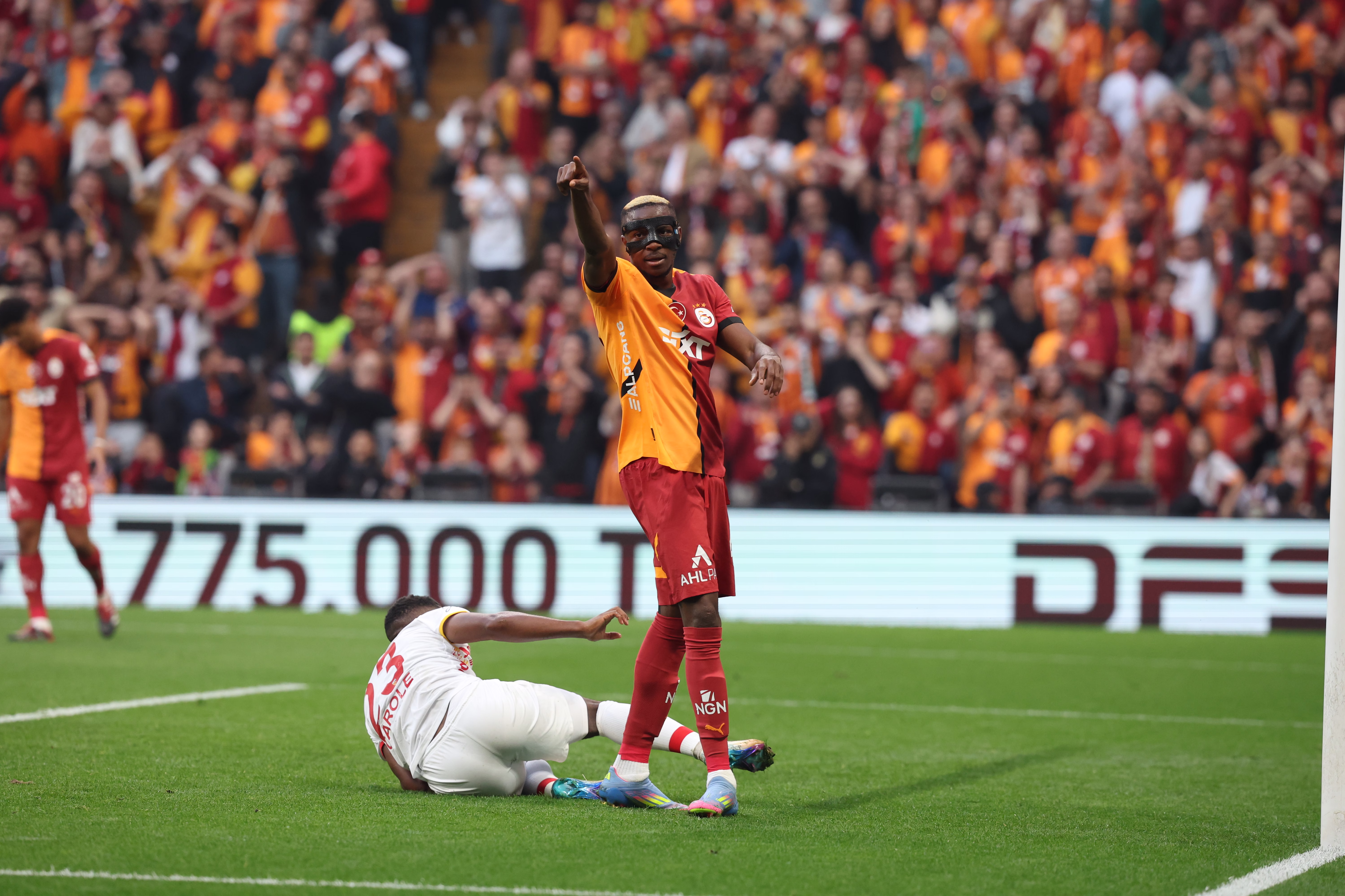 "Bu Sezonun Hikayesi Tek Kelimeyle: Galatasaray!"