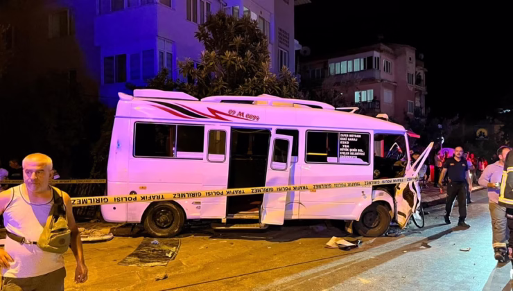 Aydın’da Otomobil ile Minibüs Çarpıştı: 11 Yaralı
