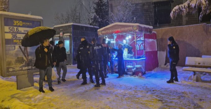 Malatya’da Mısır Tezgahı Önünde Bıçaklı Kavga; 1 ölü 1 yaralı