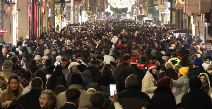 Yeni yıla saatler kala Taksim’de yoğunluk