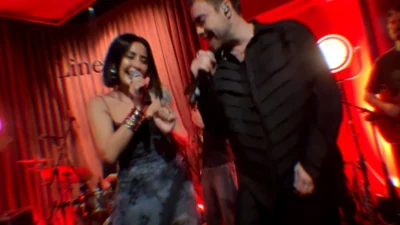 Murat Dalkılıç, İstanbul konserinde Melek Mosso’yu sahneye davet etti. İkilinin