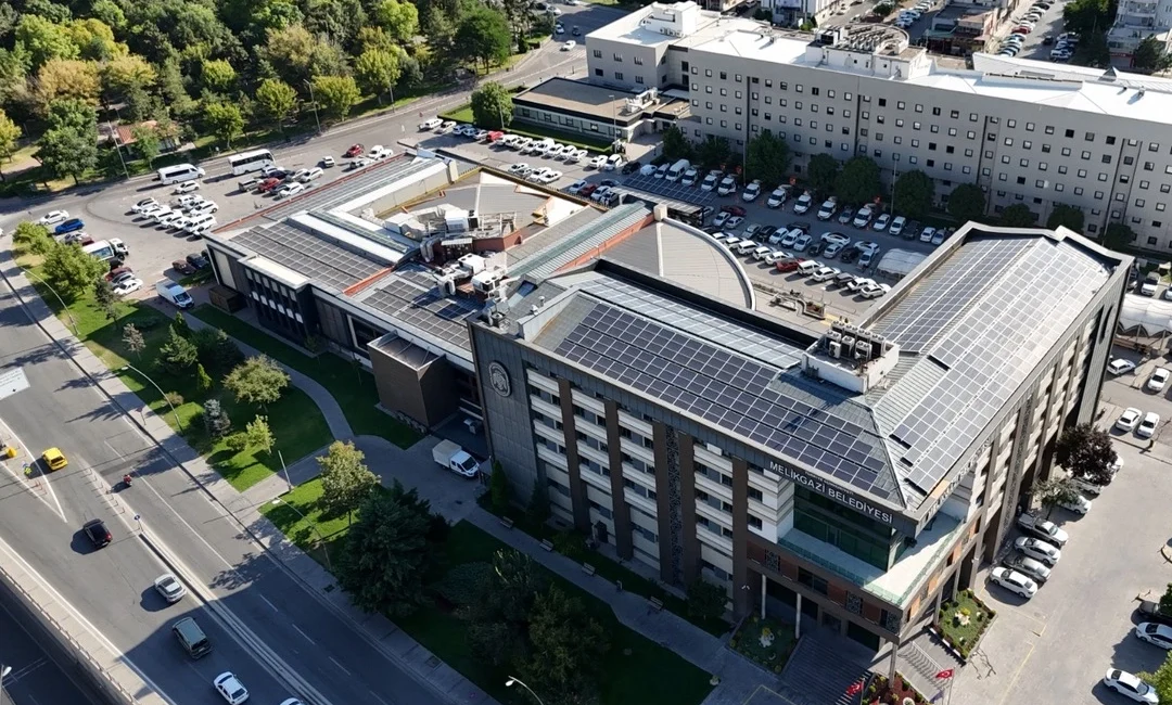 Melikgazi Belediyesi Enerjide 23 Milyon Tasarruf Kayseri Melikgazi Belediyesi, 2025 yılında güneş enerjisi yatırımları sayesinde yaklaşık