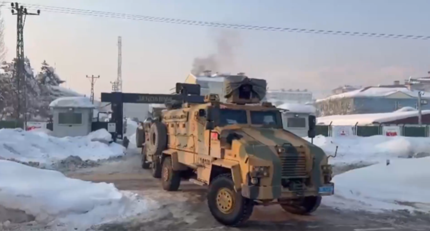 İçişleri Bakanı Ali Yerlikaya, Hakkari Yüksekova’da jandarma ekiplerince düzenlenen uyuşturucu operasyonunda 860 kilogram uyuşturucu maddenin ele geçirildiğini duyurdu. Skunk, eroin ve metamfetaminin yakalandığı operasyonda uyuşturucuya karşı kararlı mücadele vurgusu yapıldı.