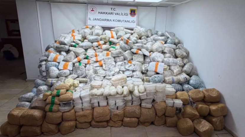 Hakkari’de 860 Kilo Uyuşturucu Ele Geçirildi İçişleri Bakanı Ali Yerlikaya, Hakkari Yüksekova’da jandarma ekiplerince düzenlenen uyuşturucu