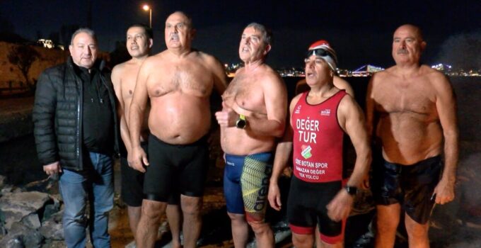 Sarayburnu Fatihleri 2026’ya buz gibi suda girdi