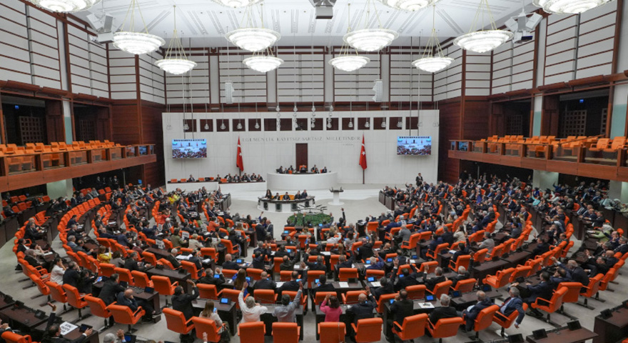 TBMM’de Trafik Cezalarını Artıran Yasa Kabul Edildi TBMM Genel Kurulu’nda kabul edilen yeni yasa ile trafik cezaları