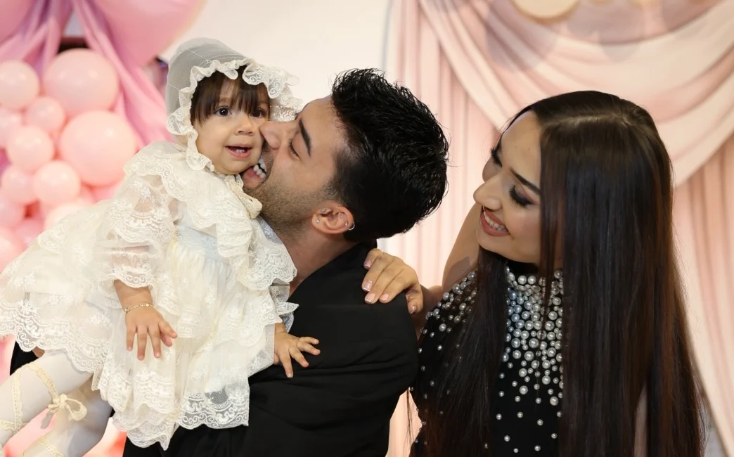 Kurtuluş Kuş Kızının 1. Yaşını Kutladı Başarılı şarkıcı Kurtuluş Kuş, bu kez sahne performansıyla değil, ailesiyle